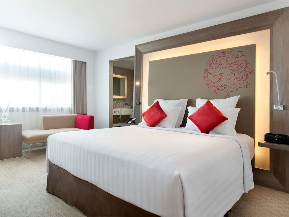 Suite Superior con 1 Cama King del hotel Novotel Jakarta Gajah Mada. Foto 1
