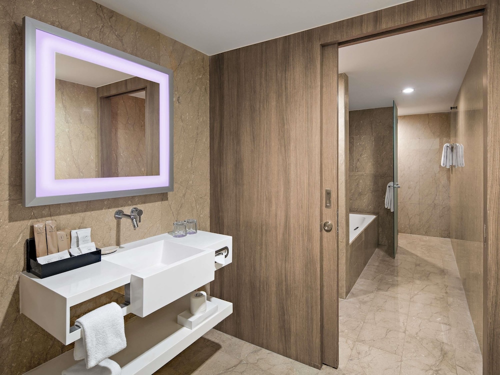Suite Superior con 1 Cama King del hotel Novotel Jakarta Gajah Mada. Foto 3