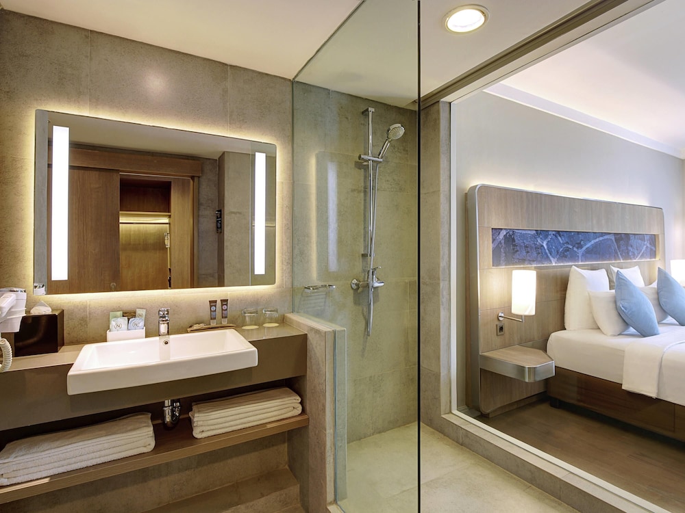 Habitación doble 1 Cama king Accesible Accesible (discapacidad auditiva) del hotel Novotel Jakarta Mangga Dua Square. Foto 1