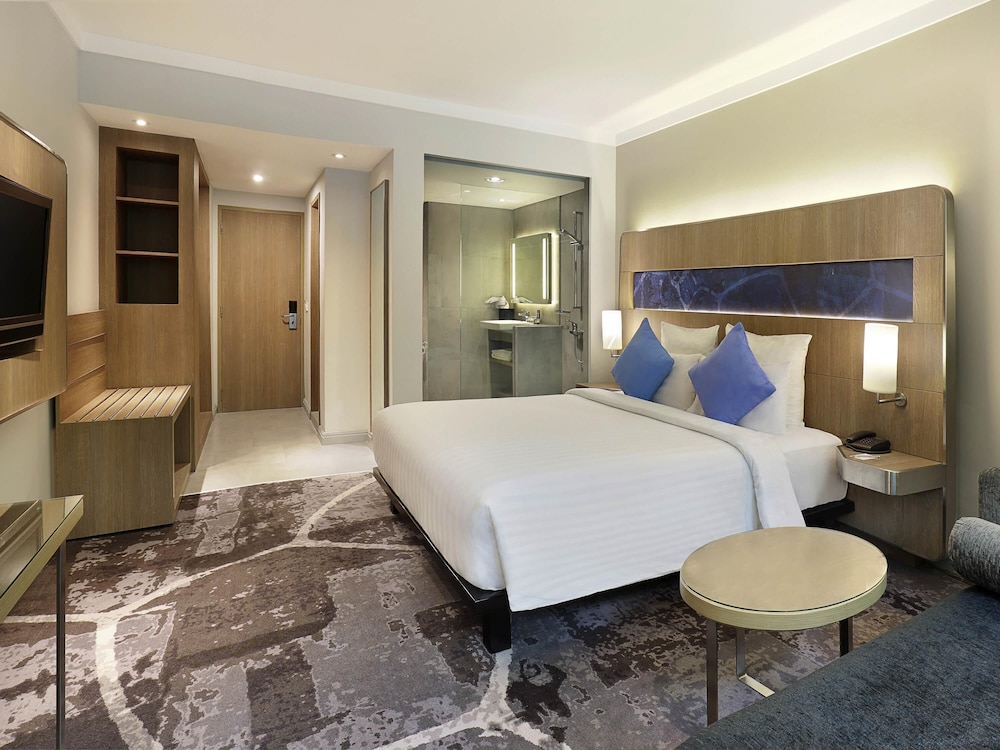 Habitación doble 1 Cama king Accesible Accesible (discapacidad auditiva) del hotel Novotel Jakarta Mangga Dua Square. Foto 2