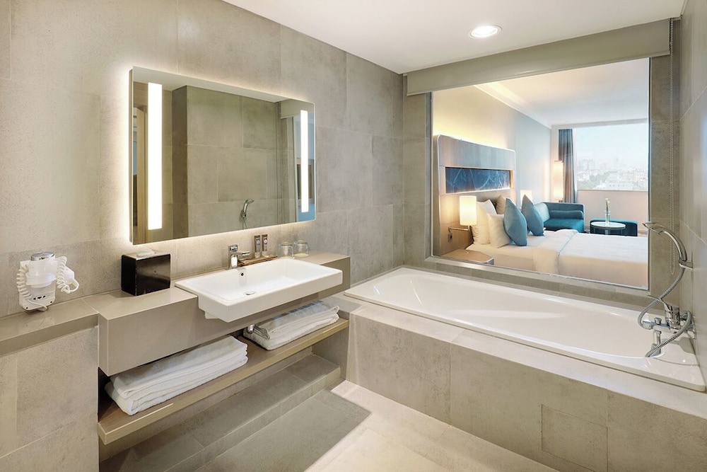 Habitación doble 1 Cama king Accesible Accesible (discapacidad auditiva) del hotel Novotel Jakarta Mangga Dua Square. Foto 3