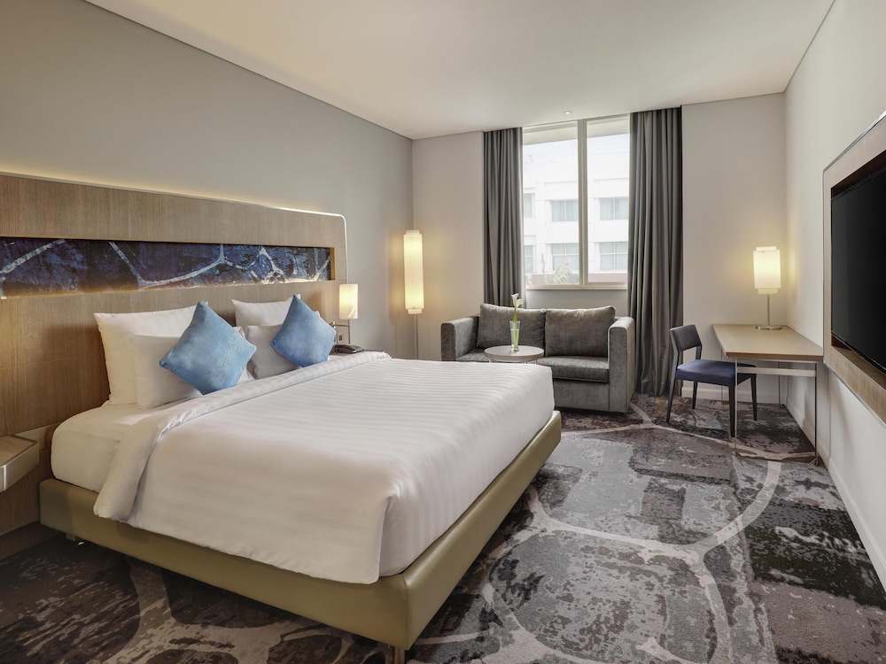 Habitación doble 1 Cama king Premier del hotel Novotel Jakarta Mangga Dua Square. Foto 2