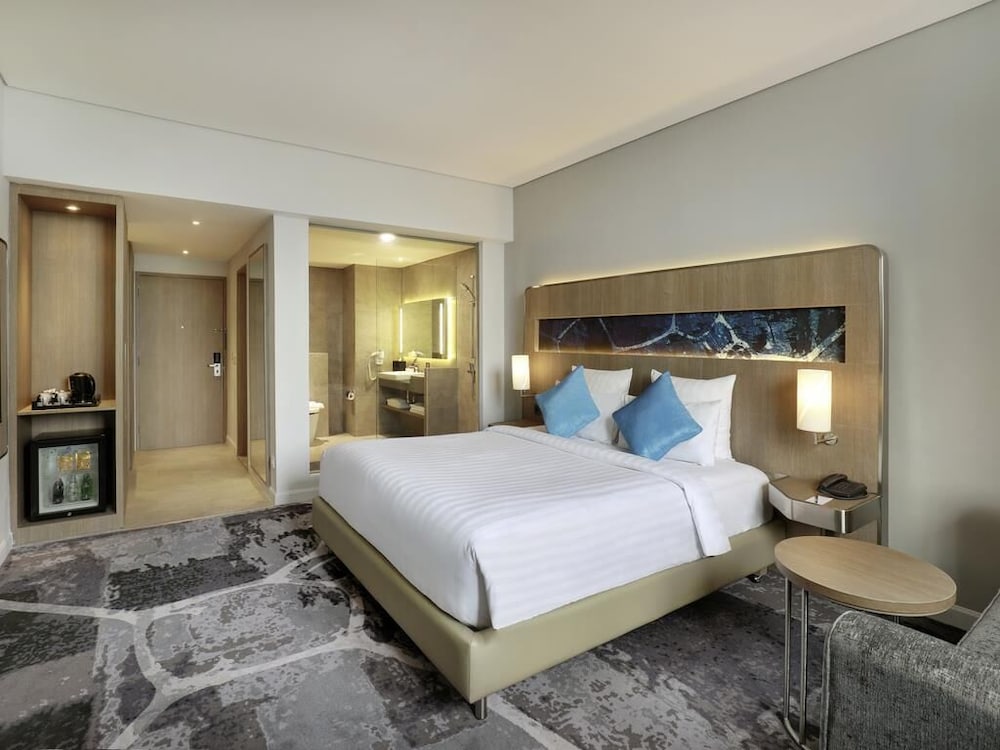 Habitación doble 1 Cama king Premier del hotel Novotel Jakarta Mangga Dua Square. Foto 3