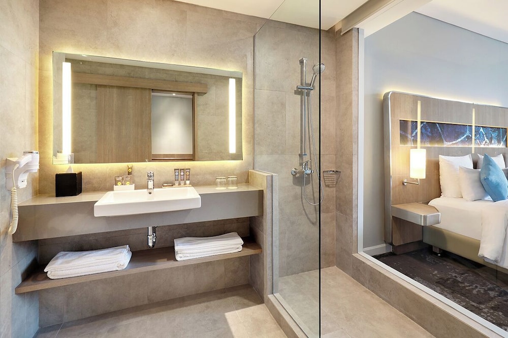 Habitación doble 1 Cama king Premier del hotel Novotel Jakarta Mangga Dua Square. Foto 4