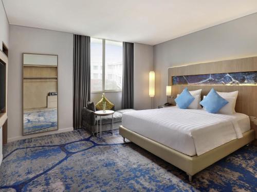 Suite Deluxe Piso Premier del hotel Novotel Jakarta Mangga Dua Square. Foto 2