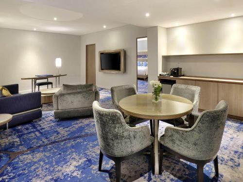 Suite Deluxe Piso Premier del hotel Novotel Jakarta Mangga Dua Square. Foto 3