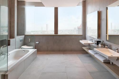 Suite Deluxe Piso Premier del hotel Novotel Jakarta Mangga Dua Square. Foto 4