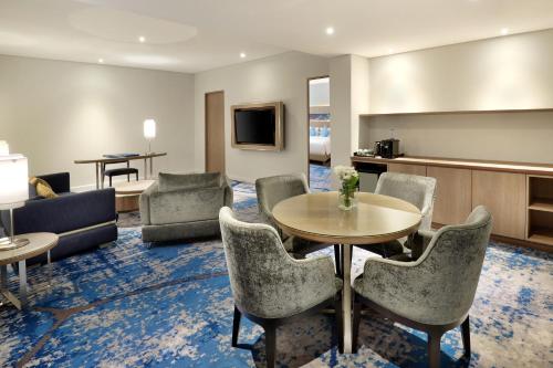 Suite Deluxe Piso Premier del hotel Novotel Jakarta Mangga Dua Square. Foto 5