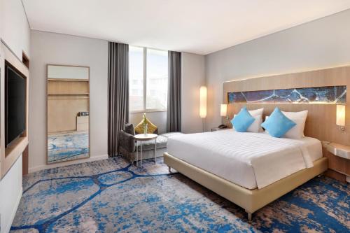 Suite Deluxe Piso Premier del hotel Novotel Jakarta Mangga Dua Square. Foto 6