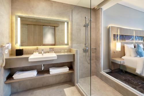 Habitación Deluxe Piso Premier 2 Camas Individuales del hotel Novotel Jakarta Mangga Dua Square. Foto 4