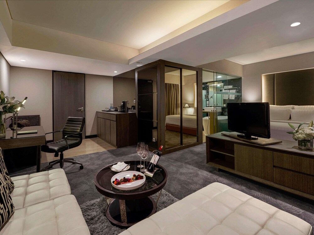 Habitación Deluxe, 1 cama de matrimonio grande del hotel Pullman Jakarta Indonesia. Foto 1