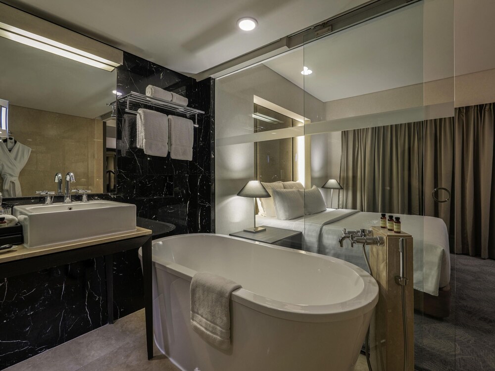 Habitación Deluxe, 1 cama de matrimonio grande del hotel Pullman Jakarta Indonesia. Foto 2