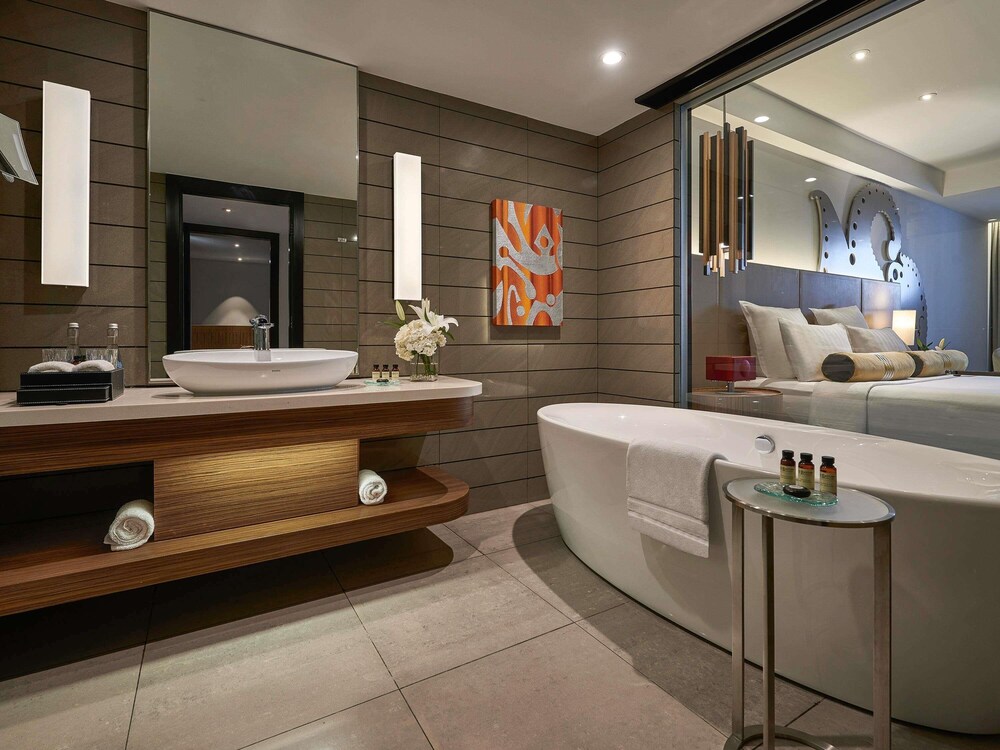 Habitación Deluxe, 1 cama de matrimonio grande (Grand) del hotel Pullman Jakarta Indonesia. Foto 1