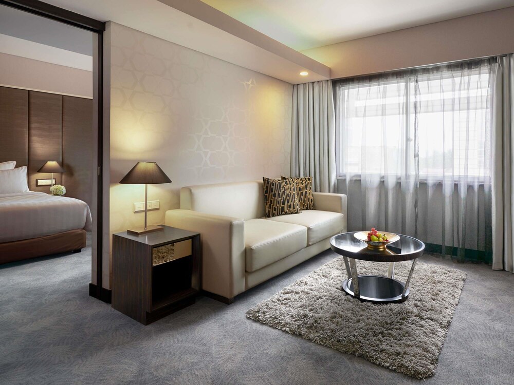 Suite junior, 1 cama de matrimonio grande, Acceso al salón del club del hotel Pullman Jakarta Indonesia. Foto 1