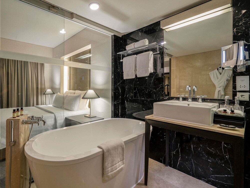 Suite junior, 1 cama de matrimonio grande, Acceso al salón del club del hotel Pullman Jakarta Indonesia. Foto 2