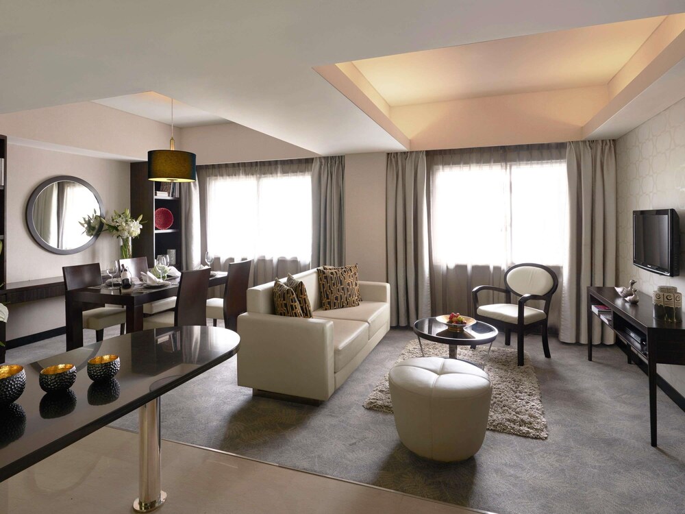 Apartamento Deluxe, 1 cama de matrimonio grande del hotel Pullman Jakarta Indonesia. Foto 1