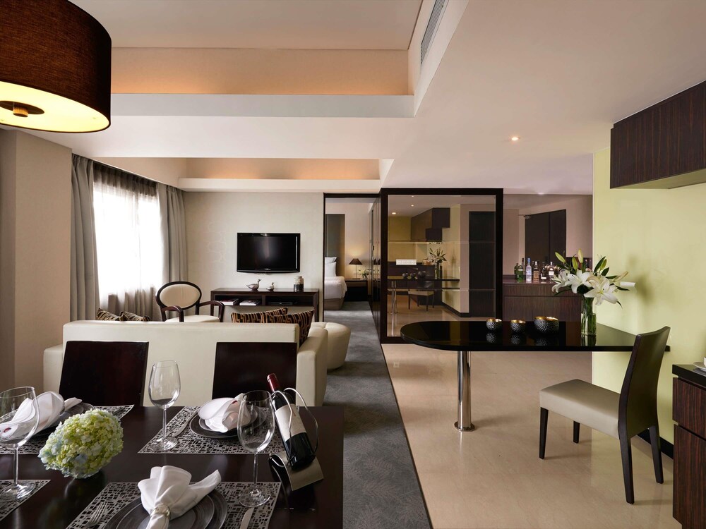Apartamento Deluxe, 1 cama de matrimonio grande del hotel Pullman Jakarta Indonesia. Foto 2