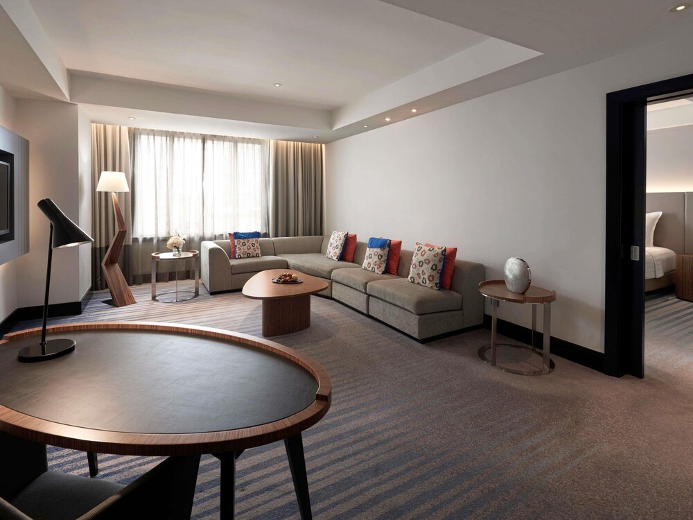 Suite Deluxe, 1 cama de matrimonio grande, Acceso al salón del club del hotel Pullman Jakarta Indonesia. Foto 1