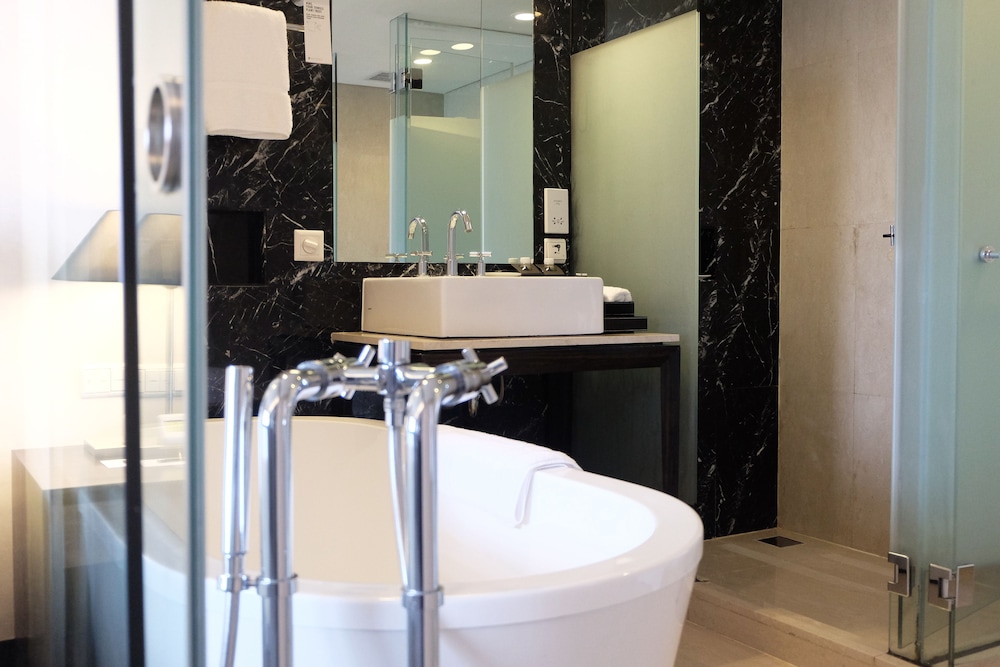 Habitación Deluxe, 1 cama de matrimonio grande del hotel Pullman Jakarta Indonesia. Foto 6