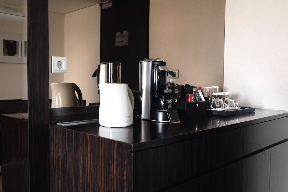 Habitación superior, 1 cama de matrimonio, vistas a la ciudad (Premium) del hotel Pullman Jakarta Indonesia. Foto 3