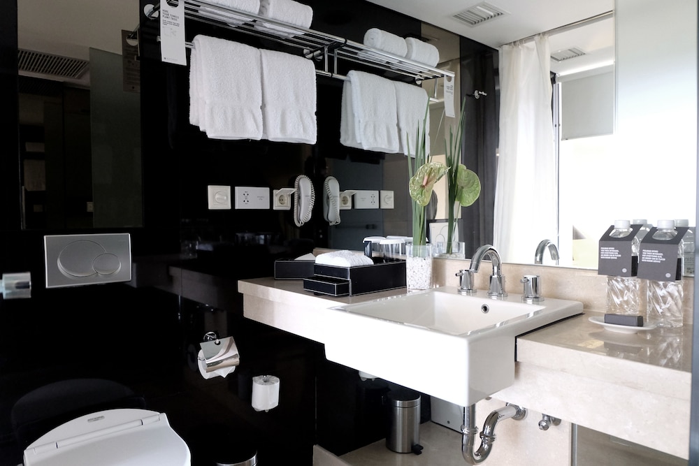 Habitación superior, 1 cama de matrimonio, vistas a la ciudad (Premium) del hotel Pullman Jakarta Indonesia. Foto 4