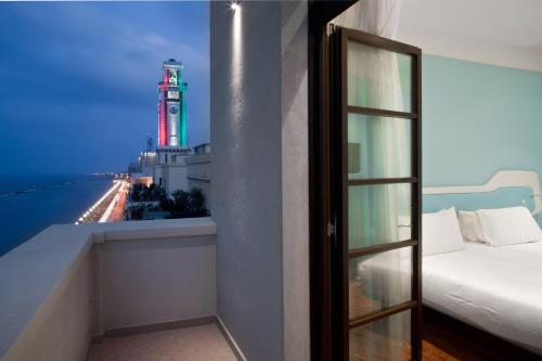 Doble con vistas al mar del hotel Jr Hotels Bari Grande Albergo Delle Nazioni. Foto 1