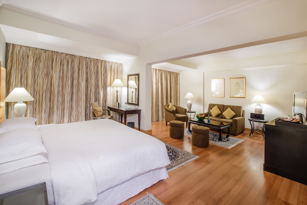 Suite Junior del hotel Grand Excelsior Deira. Foto 2