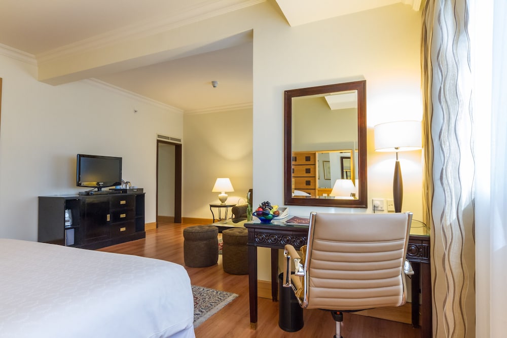 Habitación superior, 1 cama de matrimonio grande del hotel Grand Excelsior Deira. Foto 1