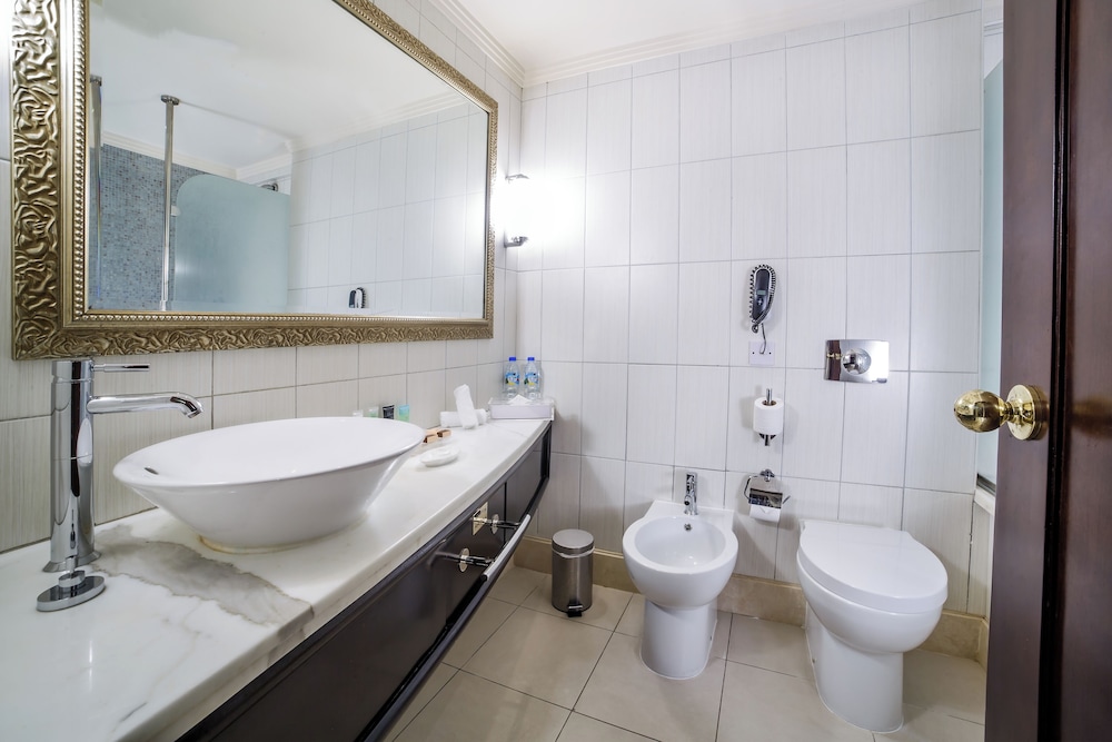 Habitación superior, 1 cama de matrimonio grande del hotel Grand Excelsior Deira. Foto 4