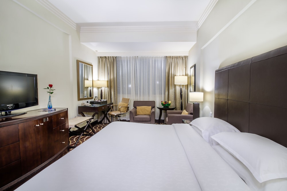 Habitación triple estándar, 3 camas individuales del hotel Grand Excelsior Deira. Foto 2