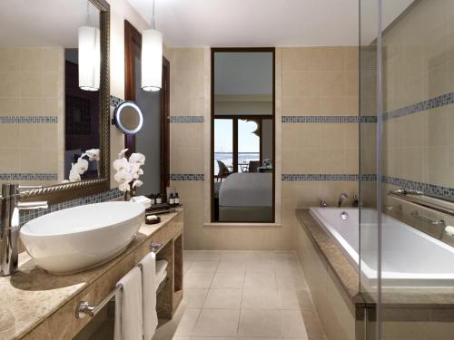 Alojamiento Fairmont Heritage con 2 camas grandes del hotel Fairmont The Palm. Foto 1