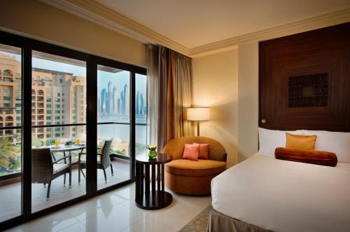 Alojamiento Fairmont Heritage con 2 camas grandes y vistas parciales al mar del hotel Fairmont The Palm