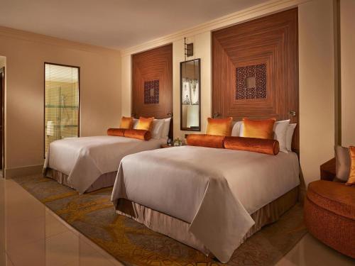 Alojamiento Fairmont Heritage con 2 camas grandes y vistas parciales al mar del hotel Fairmont The Palm. Foto 2