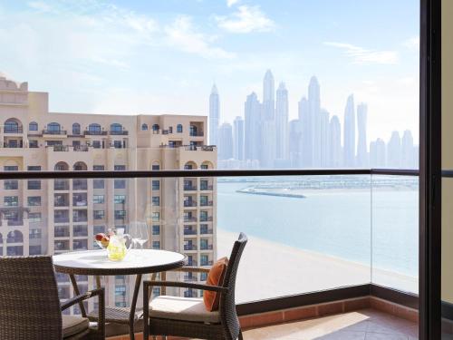 Alojamiento Fairmont Heritage con 2 camas grandes y vistas parciales al mar del hotel Fairmont The Palm. Foto 4