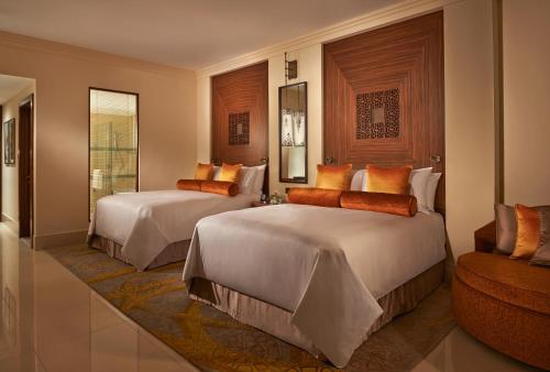 Habitación Fairmont Gold Heritage con 2 camas grandes y acceso al salón del hotel Fairmont The Palm. Foto 9