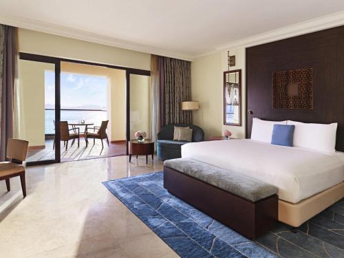 Suite Signature con jacuzzi y vistas panorámicas al mar de Palm del hotel Fairmont The Palm. Foto 4