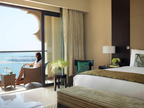 Suite Signature con jacuzzi y vistas panorámicas al mar de Palm del hotel Fairmont The Palm. Foto 7
