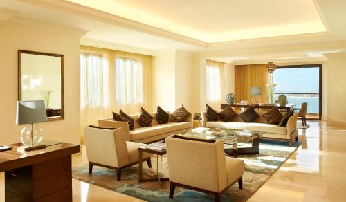 Suite Signature con jacuzzi y vistas panorámicas al mar de Palm del hotel Fairmont The Palm. Foto 9
