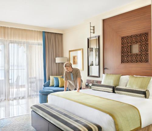 Habitación Fairmont Serenity con acceso al spa termal, cama extragrande y balcón del hotel Fairmont The Palm. Foto 9