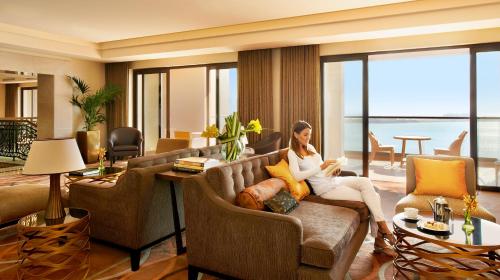 Suite Fairmont Gold con 1 dormitorio, vistas al mar de Palm y acceso al salón del hotel Fairmont The Palm. Foto 14