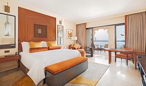 Habitación Familiar Deluxe Grand Heritage con vistas al mar de Palm y balcón del hotel Fairmont The Palm. Foto 9