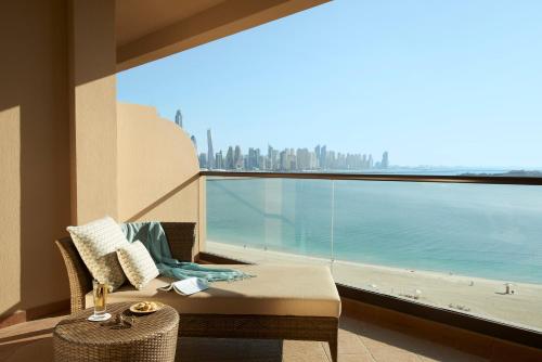Habitación Familiar Deluxe Grand Heritage con balcón y vistas al mar de Palm del hotel Fairmont The Palm. Foto 4