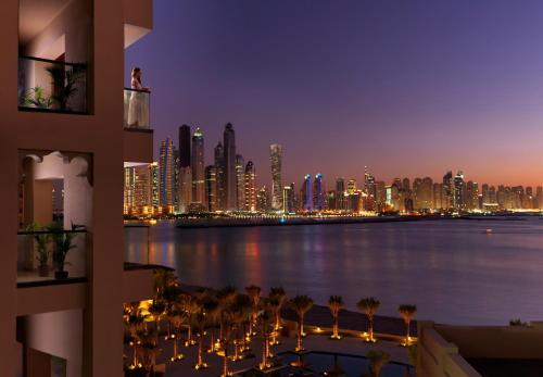 Habitación Familiar Deluxe Grand Heritage con balcón y vistas al mar de Palm del hotel Fairmont The Palm. Foto 6