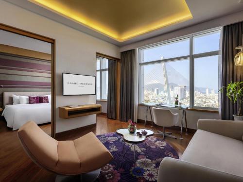 Suite Ejecutiva, vista al río, planta alta con acceso al Privilege Lounge del hotel Grand Mercure Danang