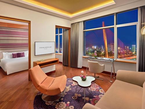 Suite Ejecutiva, vista al río, planta alta con acceso al Privilege Lounge del hotel Grand Mercure Danang. Foto 1