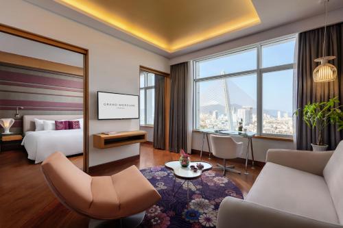 Suite Ejecutiva, vista al río, planta alta con acceso al Privilege Lounge del hotel Grand Mercure Danang. Foto 5