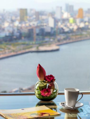 Suite Ejecutiva, vista al río, planta alta con acceso al Privilege Lounge del hotel Grand Mercure Danang. Foto 6