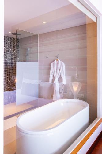 Suite Ejecutiva, vista al río, planta alta con acceso al Privilege Lounge del hotel Grand Mercure Danang. Foto 9