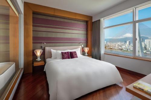 Suite Ejecutiva, vista al río, planta alta con acceso al Privilege Lounge del hotel Grand Mercure Danang. Foto 11