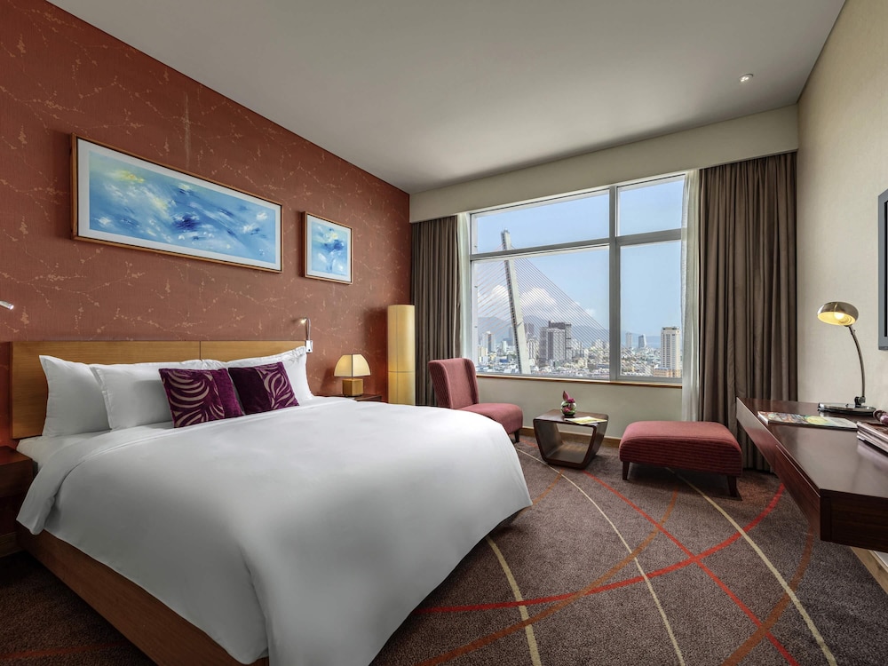 Deluxe Queen, vista al río, planta alta con acceso al Privilege Lounge del hotel Grand Mercure Danang
